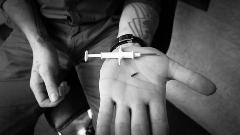 https://cdn.arstechnica.net/wp-content/uploads/2017/12/Tom-with-xNT-and-injection-syringe-800x450.jpg