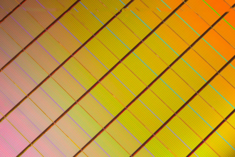 https://cdn.arstechnica.net/wp-content/uploads/2015/07/3D_XPoint_Wafer_Close-Up-640x427.jpg