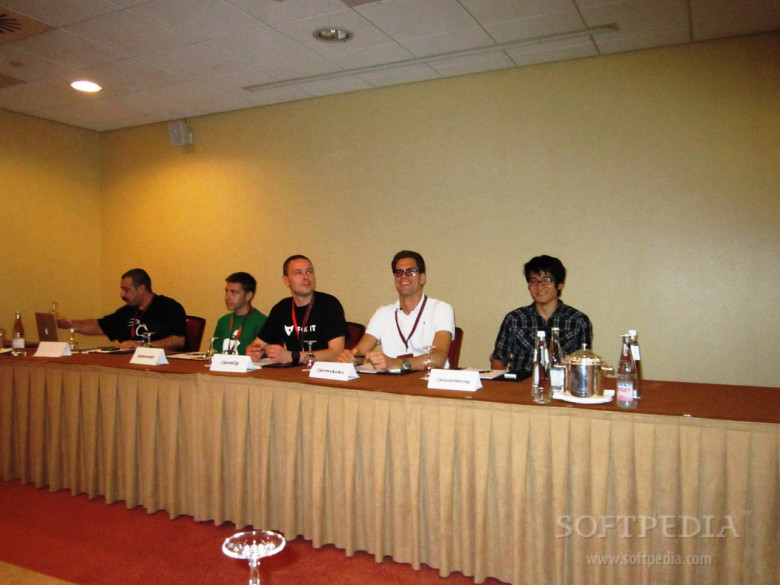 http://i1-news.softpedia-static.com/images/news2/Apple-Jailbreak-Dream-Team-Press-Conference-at-HITB-2012-Amsterdam-2.jpg