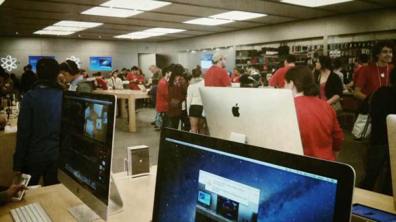 http://betanews.com/wp-content/uploads/2013/01/Apple-Store-Christmas-600x337.jpg