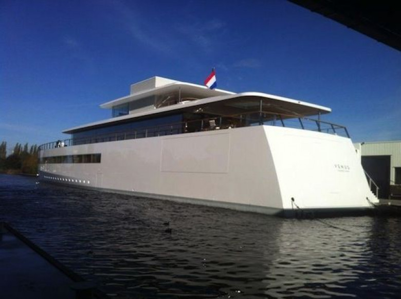 http://cultofmac.cultofmaccom.netdna-cdn.com/wp-content/uploads/2012/10/Steve_Jobs_yacht_back.jpg