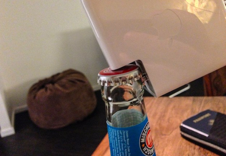 http://i0.wp.com/cdn.bgr.com/2015/11/bottle-cap-life-hack-macbook.jpg?w=625