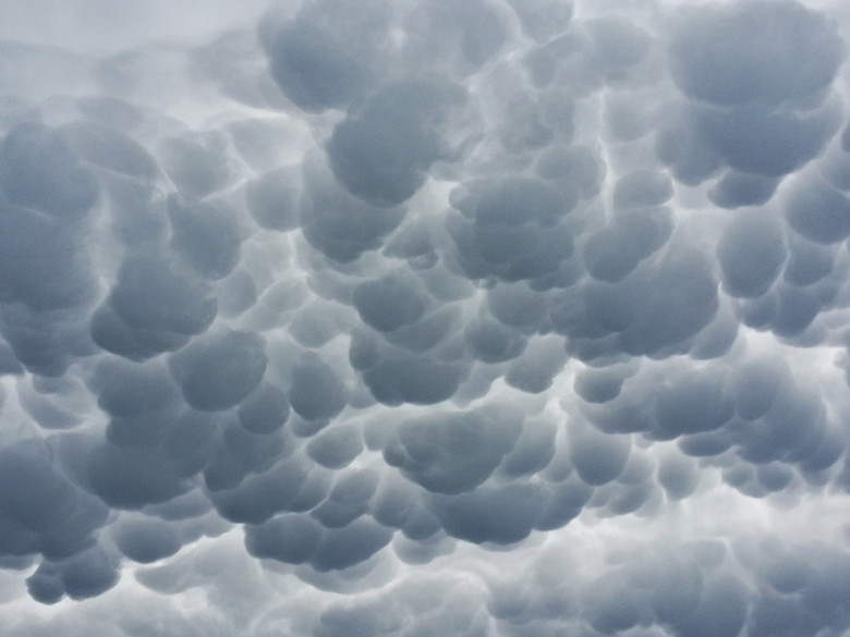https://cdn.pixabay.com/photo/2015/04/30/18/11/clouds-747254_960_720.jpg