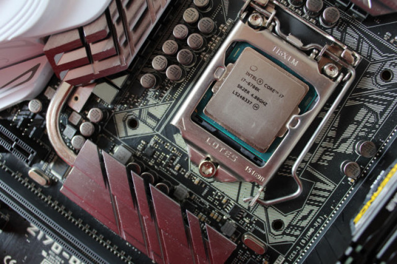 http://cdn.arstechnica.net/wp-content/uploads/2016/01/core-i7-skylake-6700k-in-motherboard-640x427.jpg