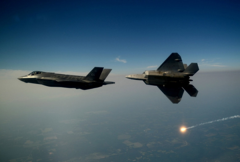 http://www.wired.com/dangerroom/wp-content/gallery/stealth-secrets/f-22-f-35-air-force.jpg