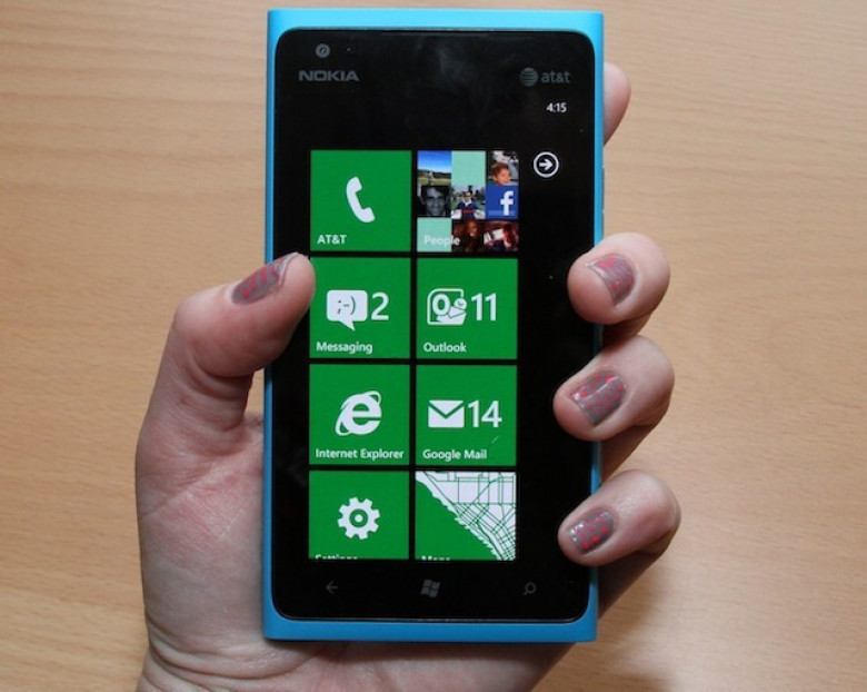 http://static.arstechnica.net/assets/2012/04/lumia_900_holding-4f7b5a8-intro-4f8