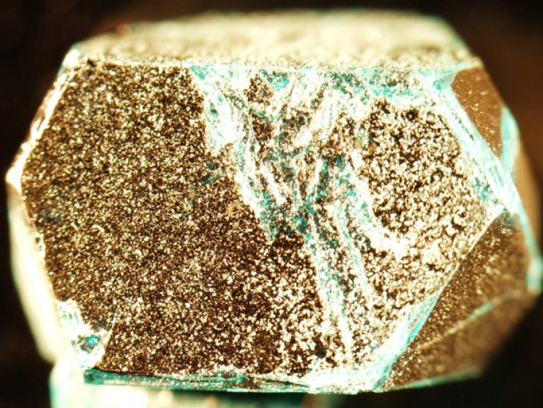 http://www.extremetech.com/wp-content/uploads/2012/12/quantum-spin-liquid-herbertsmithite-crystal-640x481.jpg