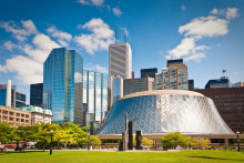 https://upload.wikimedia.org/wikipedia/commons/thumb/d/dc/Shiny_buildings_in_Toronto.jpg/1600px-Shiny_buildings_in_Toronto.jpg